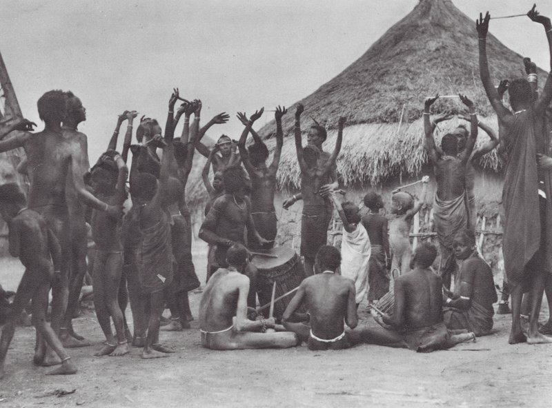 Afrika: Tanec krav Dinka (čb fotografie) od Hugo Adolf Bernatzik