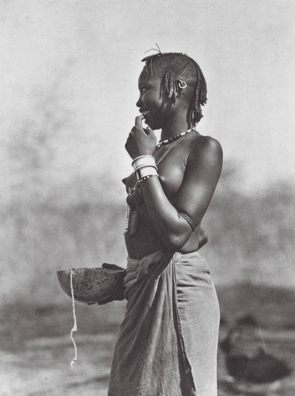 Afrika: Dívka Eliri z hor Dar Nuba (čb fotografie) od Hugo Adolf Bernatzik
