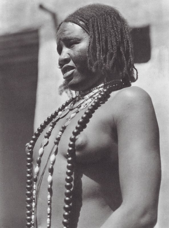 Afrika: Gawazi, profesionální tanečnice (čb fotografie) od Hugo Adolf Bernatzik