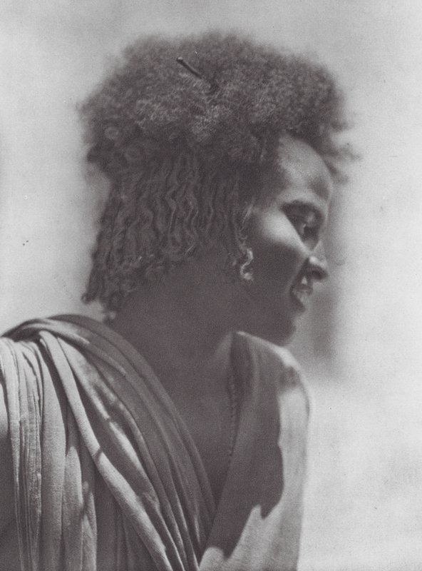 Afrika: mládež z Hadendoa, východní Súdán (čb fotografie) od Hugo Adolf Bernatzik