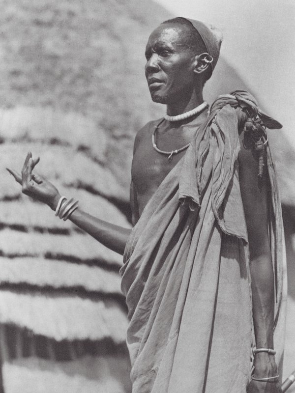 Afrika: Hlavní náčelník Tongy (čb fotografie) od Hugo Adolf Bernatzik
