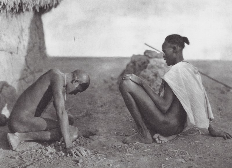 Afrika: Lékař krvácí pacientovi (čb fotografie) od Hugo Adolf Bernatzik