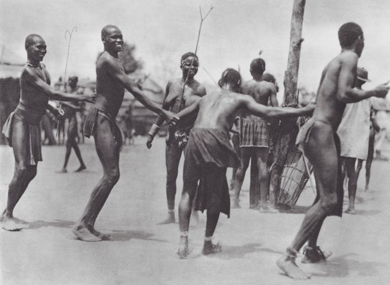 Afrika: Kruhový tanec Moru (čb fotografie) od Hugo Adolf Bernatzik