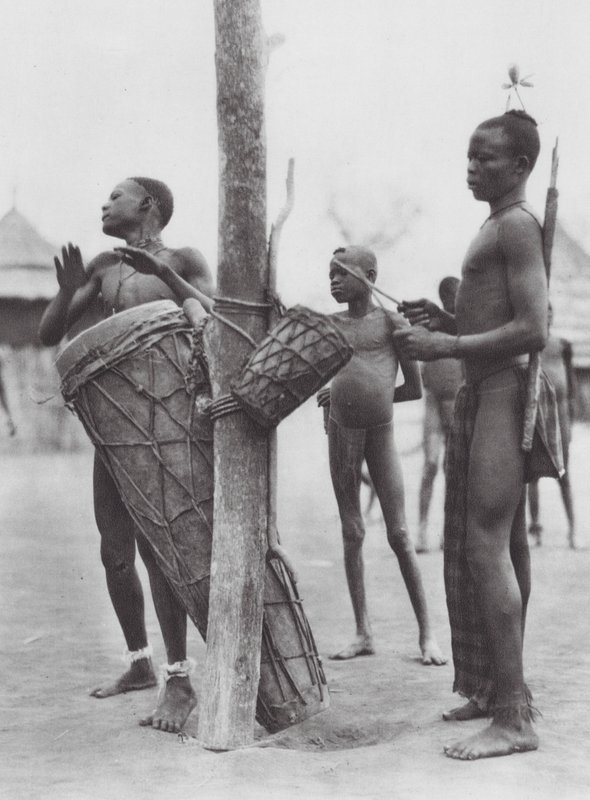 Afrika: Moruové hrající na bubny (čb foto) od Hugo Adolf Bernatzik