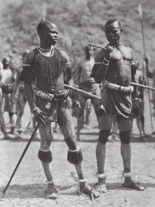 Afrika: Nubijští tanečníci s chřestítky (čb fotografie) od Hugo Adolf Bernatzik