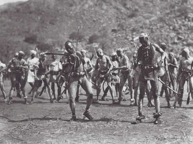 Afrika: Nubijský chřestivý tanec (čb foto) od Hugo Adolf Bernatzik