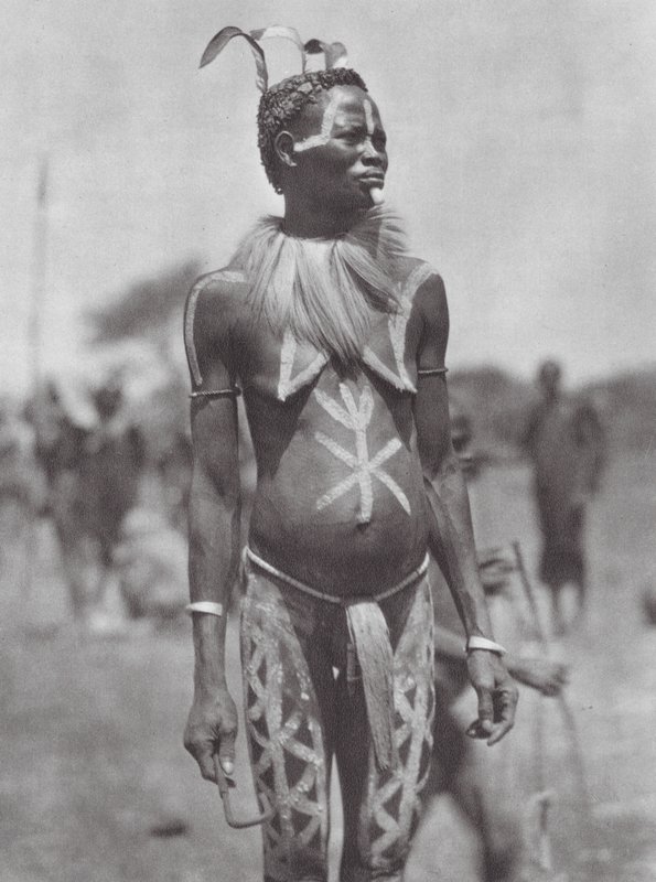 Afrika: Núbijská žena se sváteční ozdobou (čb fotografie) od Hugo Adolf Bernatzik