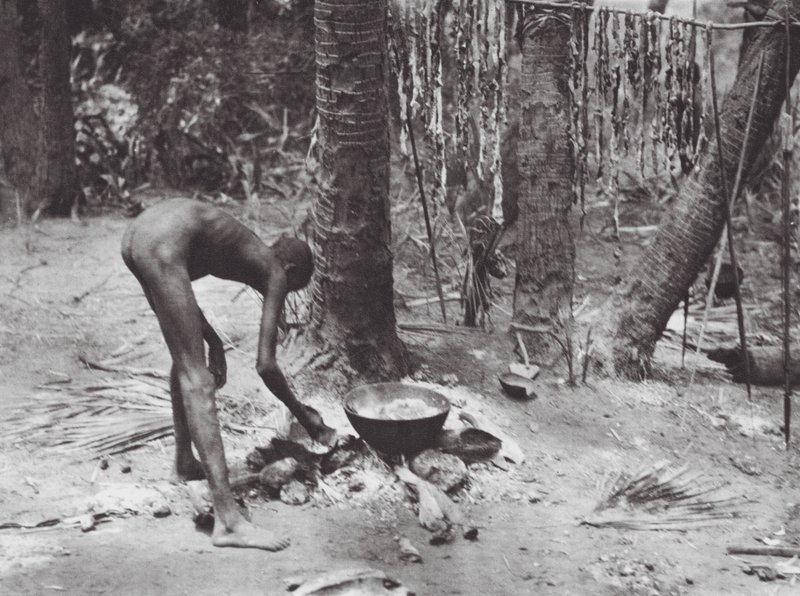 Afrika: Nuerové připravují krokodýlí maso (čb fotografie) od Hugo Adolf Bernatzik