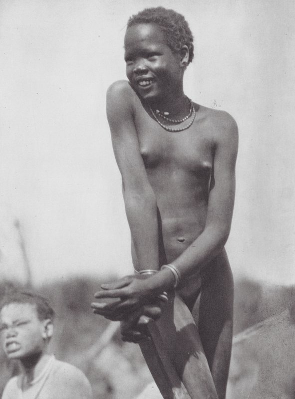 Afrika: Nuerská dívka (čb fotografie) od Hugo Adolf Bernatzik