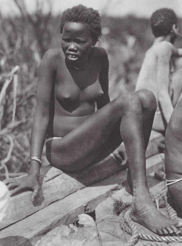 Afrika: Nuerská dívka na řece Bahr el Zeraf (čb fotografie) od Hugo Adolf Bernatzik