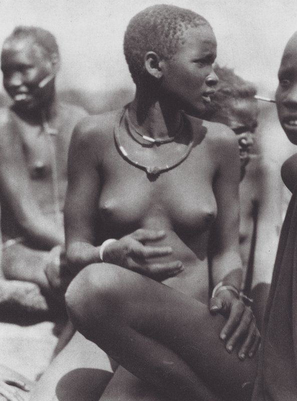 Afrika: Nuerská dívka s náhrdelníkem ze žirafích chlupů (čb fotografie) od Hugo Adolf Bernatzik
