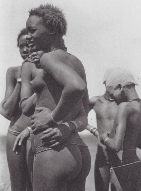 Afrika: Nuerské dívky a děti (čb fotografie) od Hugo Adolf Bernatzik