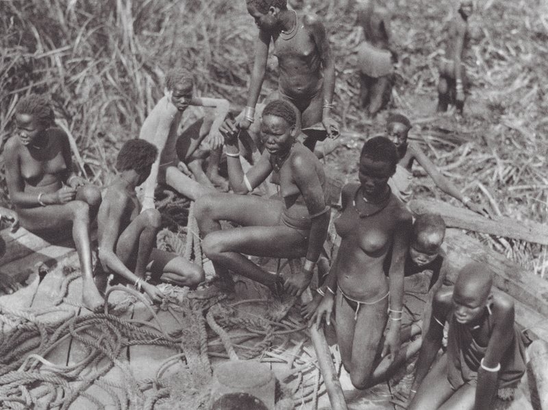 Afrika: Nuerské dívky na súdánské plachetnici (čb fotografie) od Hugo Adolf Bernatzik