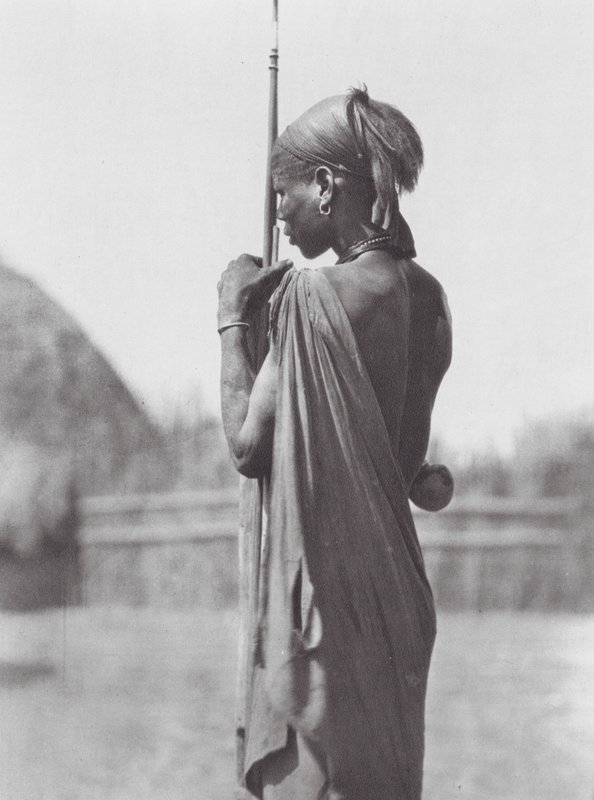 Afrika: Nuerové v šatech Shilluků (čb fotografie) od Hugo Adolf Bernatzik