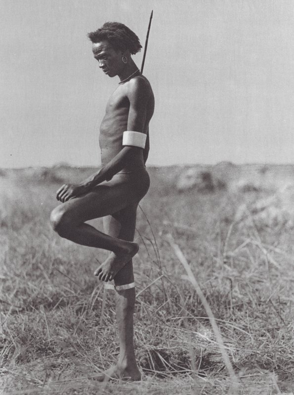 Afrika: Nuerové, odpočinková poloha (čb fotografie) od Hugo Adolf Bernatzik