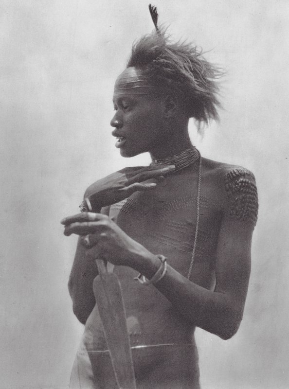 Afrika: Nuerský bojovník s kmenovým znakem na čele (čb fotografie) od Hugo Adolf Bernatzik