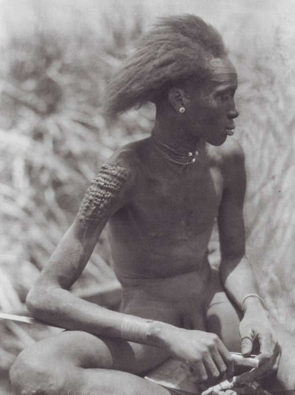 Afrika: Nuer s vlasy obarvenými na červeno (čb fotografie) od Hugo Adolf Bernatzik