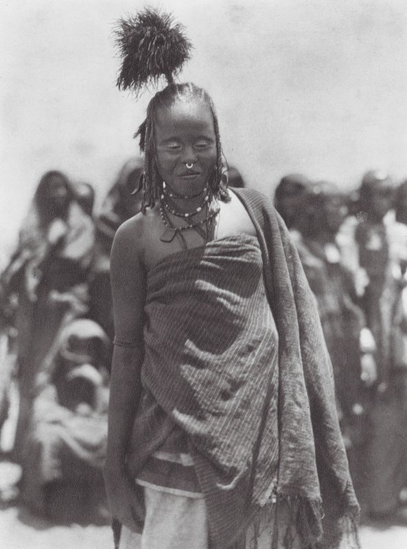 Afrika: Pštrosí péřová pokrývka hlavy, kterou nosí Aulad Hamidové (čb foto) od Hugo Adolf Bernatzik