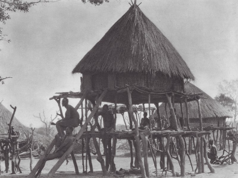 Afrika: Obydlí na hromadách ve východním Džuru (čb fotografie) od Hugo Adolf Bernatzik
