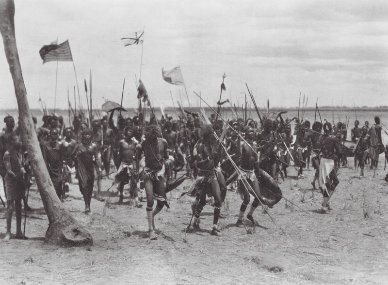 Afrika: Pohřební obřad Šilluků u Tongy (čb foto) od Hugo Adolf Bernatzik