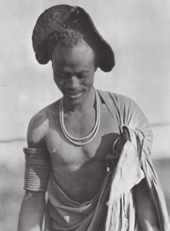 Afrika: Šillucký bojovník s kapucí (čb fotografie) od Hugo Adolf Bernatzik