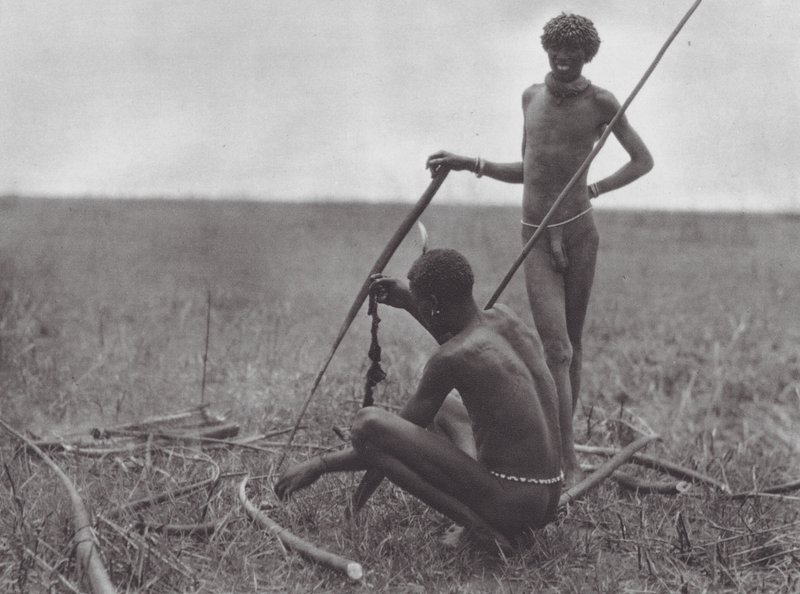 Afrika: Šillučtí bojovníci odpočívají (čb fotografie) od Hugo Adolf Bernatzik