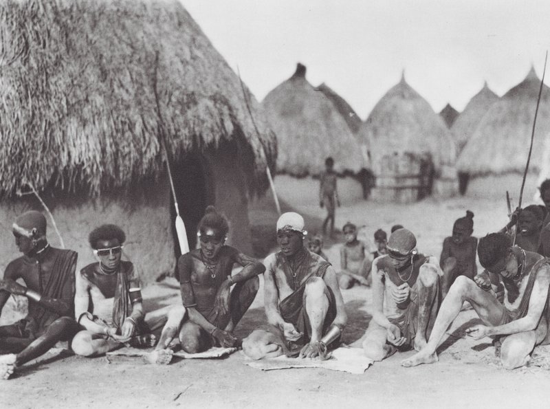 Afrika: Šillučtí bojovníci se potírají dřevěným popelem (čb fotografie) od Hugo Adolf Bernatzik