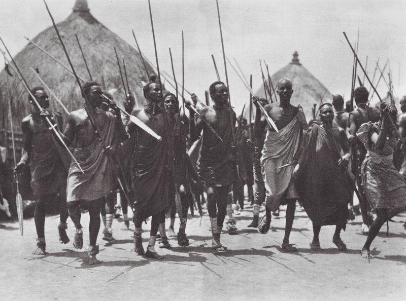 Afrika: Šillučtí bojovníci útočí na hrob náčelníka (čb fotografie) od Hugo Adolf Bernatzik