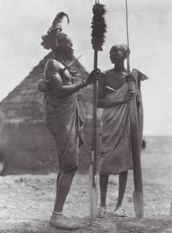 Afrika: Šillukové ve svátečním oblečení (čb foto) od Hugo Adolf Bernatzik
