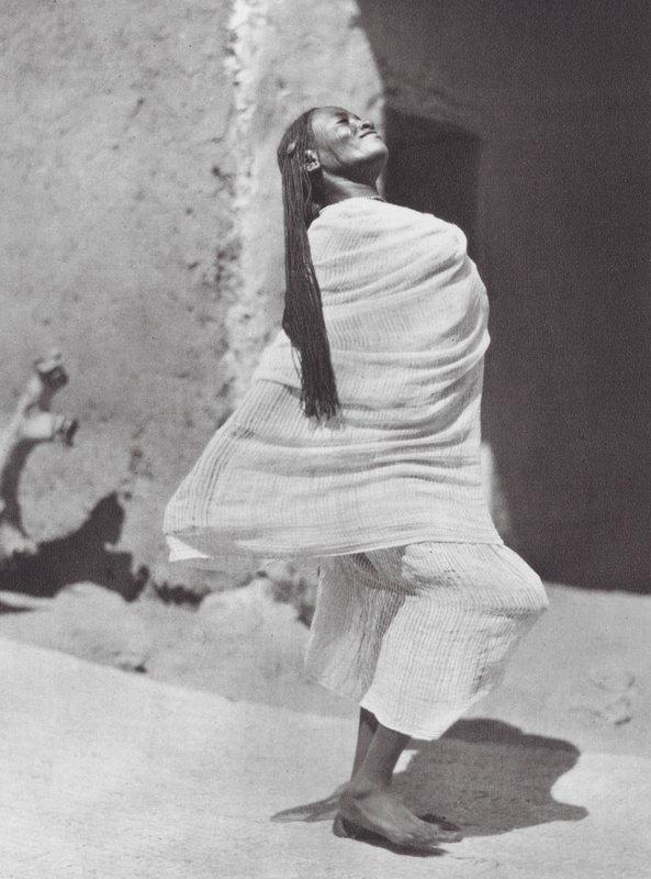 Afrika: Súdánská tanečnice, Omdurman (čb fotografie) od Hugo Adolf Bernatzik