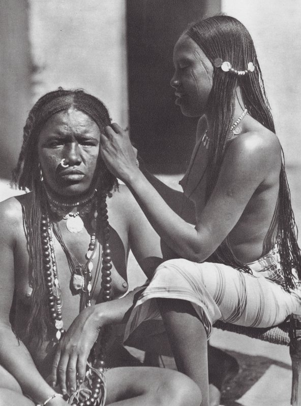 Afrika: Súdánské ženy pletou vlasy (čb fotografie) od Hugo Adolf Bernatzik