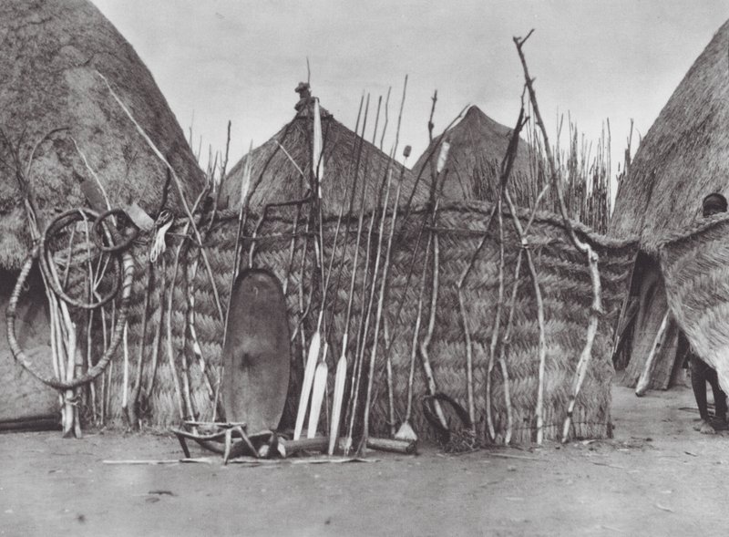 Afrika: Majetek zesnulého náčelníka Šilluků (čb fotografie) od Hugo Adolf Bernatzik