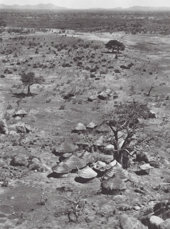 Afrika: Pohled na pláně z hory Talodi (čb fotografie) od Hugo Adolf Bernatzik