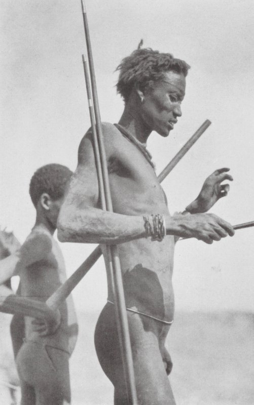 Nuerský muž (čb fotografie) od Hugo Adolf Bernatzik