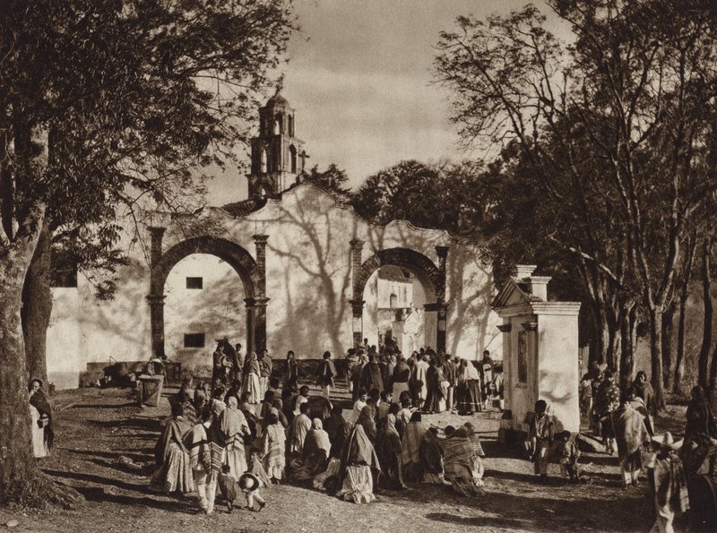 Mexiko: Amecameca, procesí před kaplí na Svaté hoře (čb fotografie) od Hugo Brehme