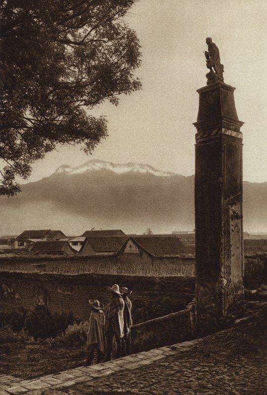Mexiko: Amecameca s Iztaccihuatlem (čb fotografie) od Hugo Brehme