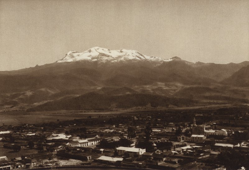Mexiko: Amecameca s Iztaccihuatlem (čb fotografie) od Hugo Brehme