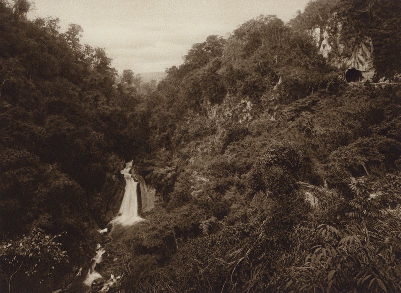 Mexiko: Atoyac, Salto de agua (čb fotografie) od Hugo Brehme