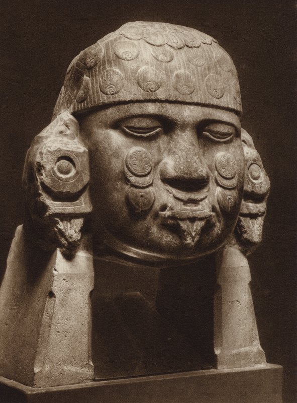 Mexiko: Dioritová hlava bohyně Coyolxauhqui, Národní muzeum (čb fotografie) od Hugo Brehme