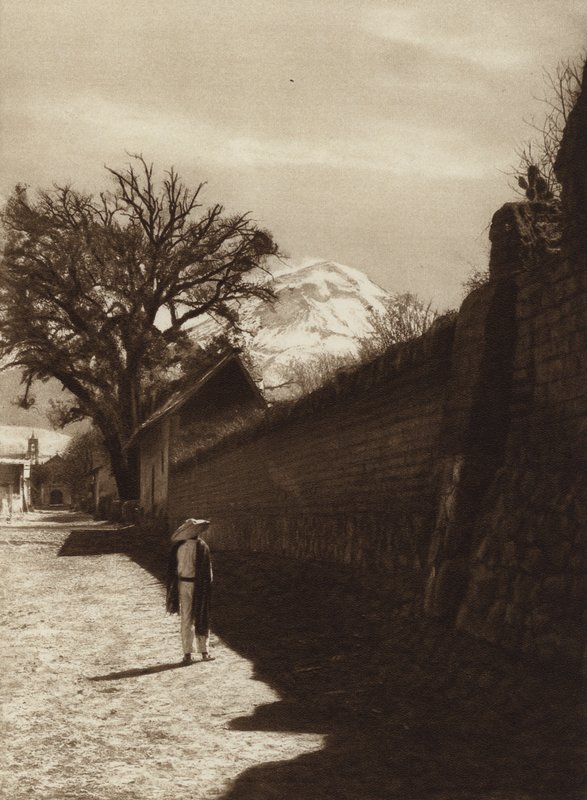 Mexiko: ulice v Amecameca s výhledem na Popocatepetl (čb fotografie) od Hugo Brehme