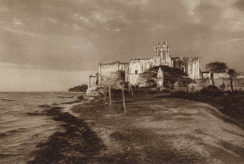 Mexiko: Campeche, Zřícenina kláštera San Francisco (čb fotografie) od Hugo Brehme