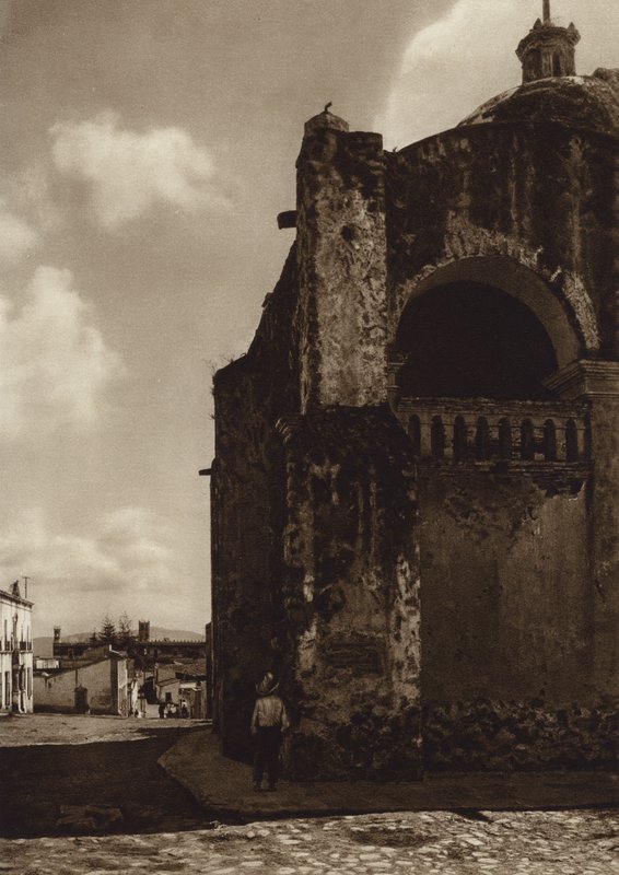 Mexiko: Cuernavaca, částečný pohled na katedrálu (čb fotografie) od Hugo Brehme