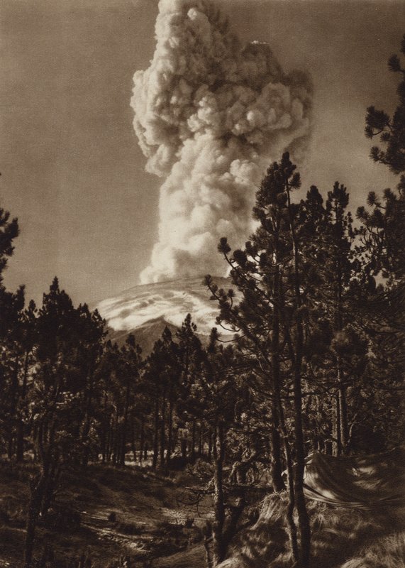 Mexiko: erupce Popocatepetlu, pohled z Tlamacas (čb fotografie) od Hugo Brehme