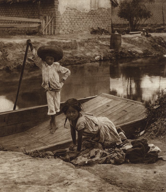 Mexiko: Ixtacalco, Indiánské děti perou prádlo, D F (čb fotografie) od Hugo Brehme