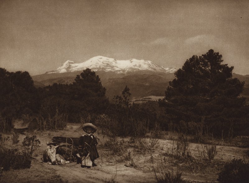 Mexiko: Iztaccihuatl (čb fotografie) od Hugo Brehme