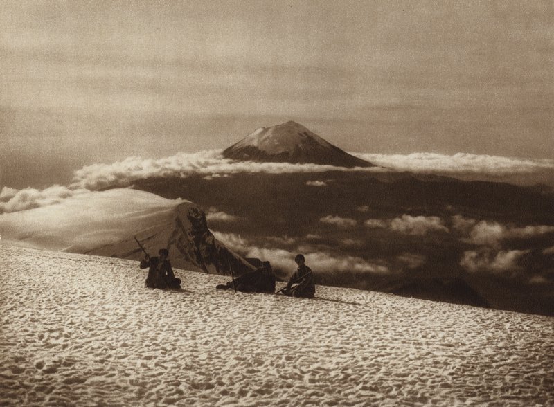 Mexiko: Iztaccihuatl s výhledem z Popocatepetlu (čb fotografie) od Hugo Brehme