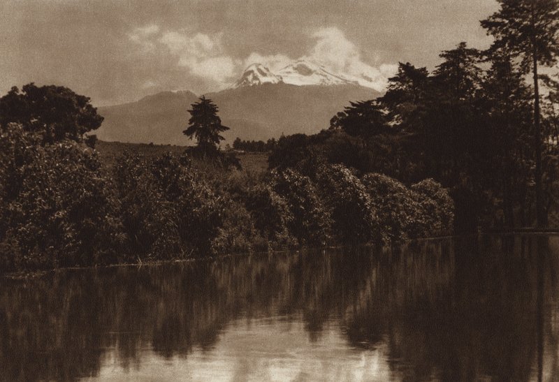 Mexiko: Iztaccihuatl, pohled z Miraflores (čb fotografie) od Hugo Brehme