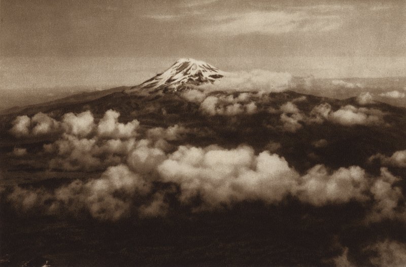 Mexiko: Iztaccihuatl, pohled z Popocatepetlu (čb fotografie) od Hugo Brehme