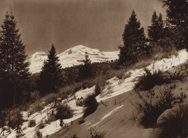 Mexiko: Iztacihuatl (čb fotografie) od Hugo Brehme