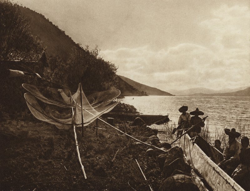 Mexiko: Laguna de Patzcuaro (čb fotografie) od Hugo Brehme